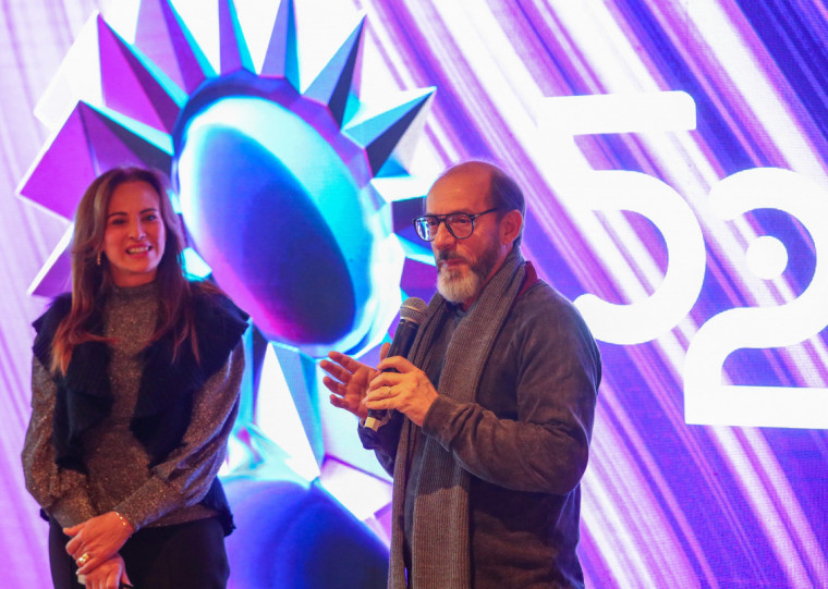 Rosa Helena Volk e o curador Marcos Santuário