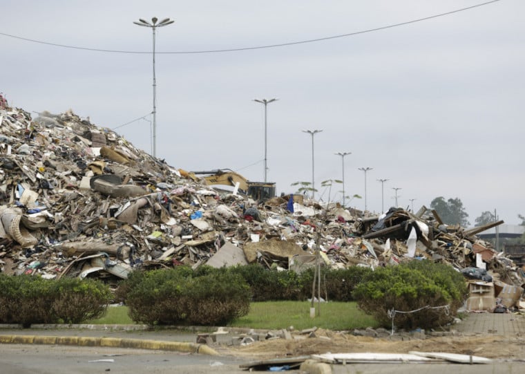 O estacionamento do parque Eduardo Gomes teve de ser interditado por conta de uma superlotação de lixo