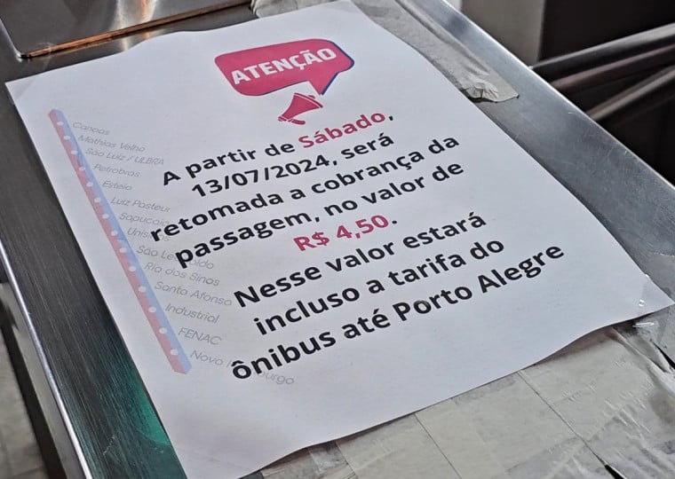 Cartazes informando sobre a volta da cobrança foram colocados nas catracas