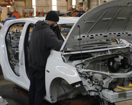 Trabalhadores retornam ao trabalho na General Motors em Gravataí após layoff