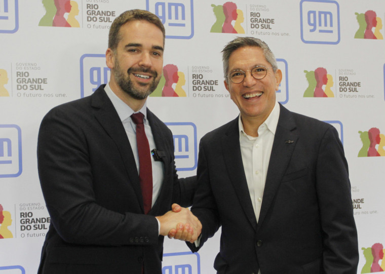 Governador Eduardo Leite celebra anúncio em Gravataí ao lado de Santigo Chamorro, presidente para América do Sul da GM