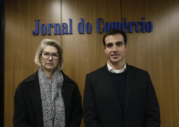 Presidente da Corsan, Samanta Takimi apresentou relatório ao diretor-presidente do Jornal do Comércio, Giovanni Jarros Tumelero