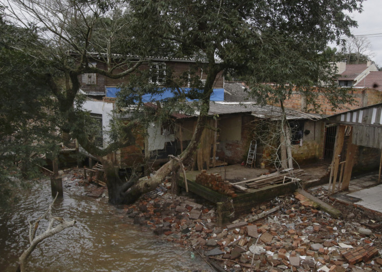 Cenário é de destruição em várias partes do Guarujá; empresários tentam retomar negócios