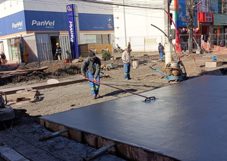 A estimativa é iniciar nesta segunda-feira, 15, a colocação das pedras regulares