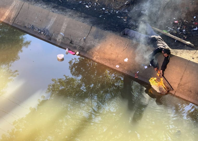 Um foguinho improvisado no talude do Dilúvio queima a camada protetora de borracha