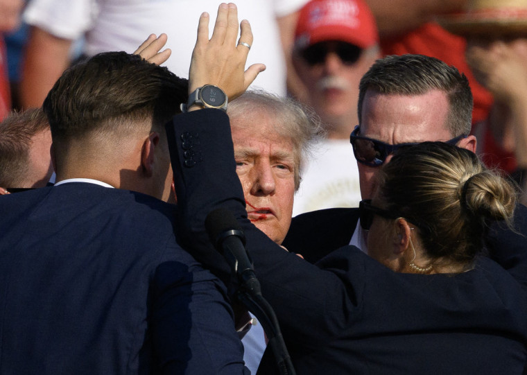 Trump tinha manchas de sangue visíveis na orelha quando foi levado pela equipe de seguranças