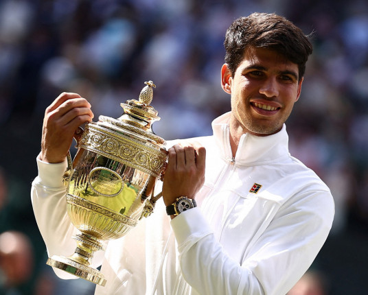 Alcaraz vence Djokovic em Wimbledon pela segunda vez consecutiva