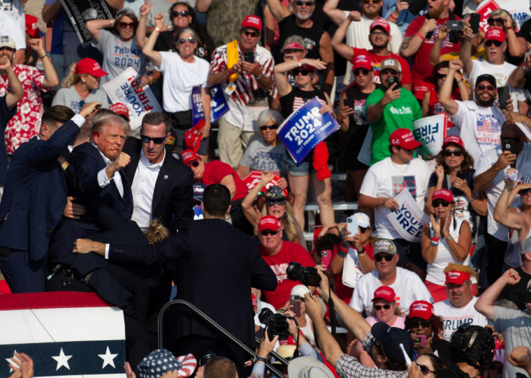 Crooks disparou várias vezes de um telhado a cerca de 120 metros de onde Trump discursava