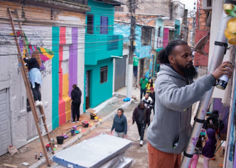 Ao todo, dez artistas pintaram 32 casas atingidas no Quilombo do Areal (Baronesa do Gravataí, 500), no bairro Menino Deus