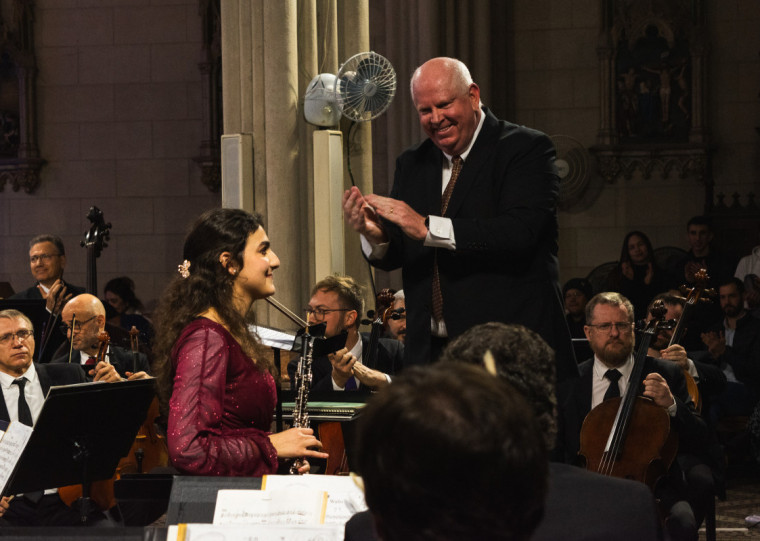 A obo&iacute;sta Ana Tomazina e o maestro Manfred Schmiedt na Igreja Santa Teresinha 