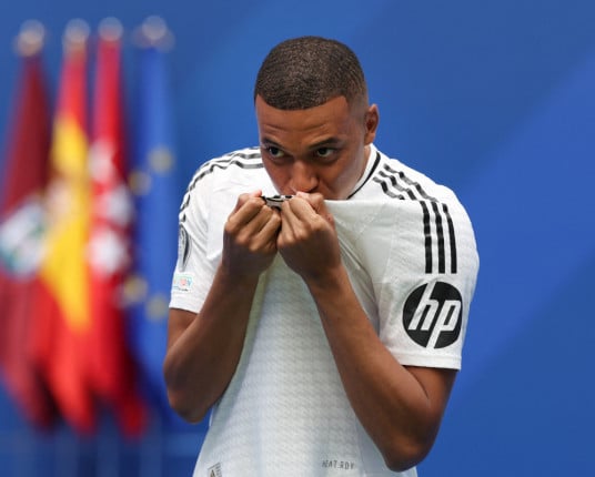Mbappé é apresentado no Real Madrid com Santiago Bernabéu lotado