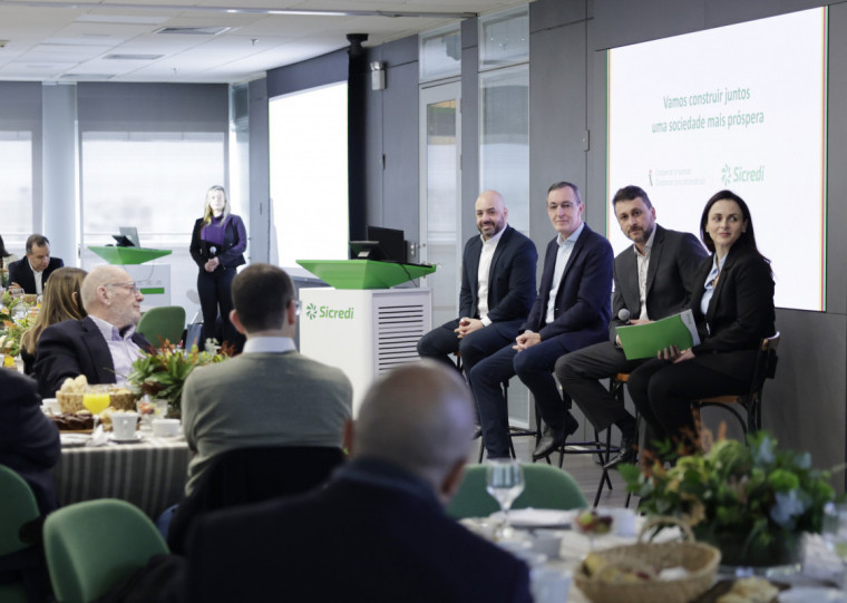 O presidente da Central Sicredi Sul/Sudeste, Márcio Port; o economista André Francisco Nunes de Nunes e o diretor excecutivo da Central, Leandro Gindri, participaram do debate
