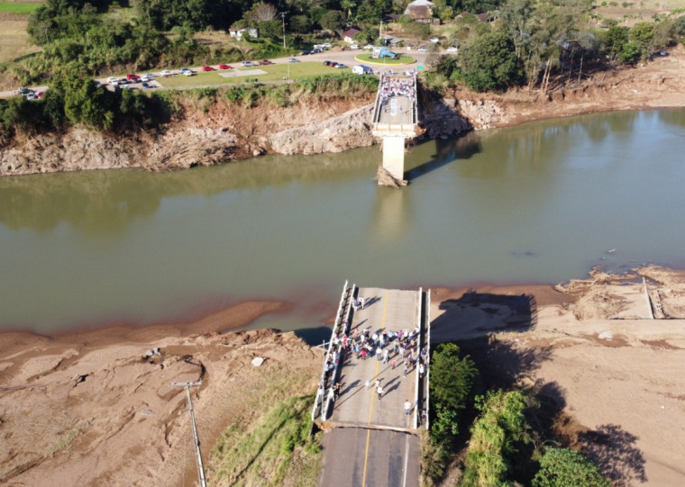 Passagem foi destruída pela enchente de maio, e trajeto entre as cidades foi aumentado em 40 quilômetros