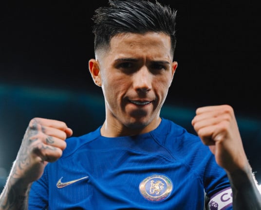 Fifa investiga argentinos por cânticos racistas e Chelsea abre apuração contra Enzo Fernández