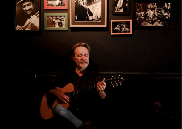 Cantor promete composições próprias, releituras da MPB e hits de ícones da música