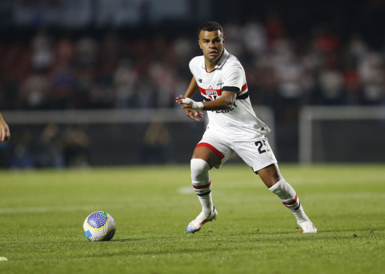 Volante do São Paulo se lesionou na vitória sobre o Grêmio na quarta