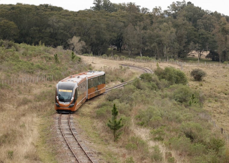 Trajeto de 20 quilômetros, que liga Santana do Livramento ao distrito de Palomas, é feito em um VLT