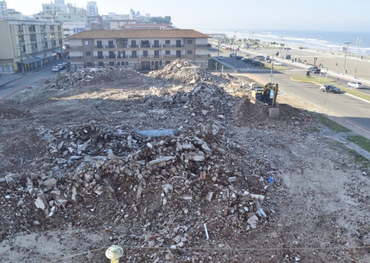 Máquinas trabalham na limpeza da área do terreno de 3 mil m²