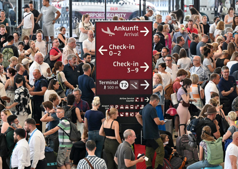 Empresas têm recomendado aos passageiros a chegada e o embarque com antecedência