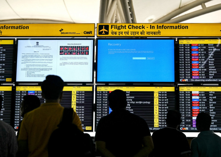Painel do Aeroporto de Nova Dehli, na Índia, ficou fora do ar devido ao apagão cibernético de sexta-feira (19) 