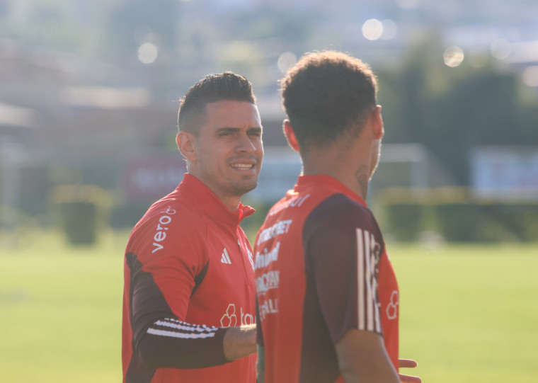 Na ausência de Valencia, colombiano Borré é referência no ataque contra o Fogão