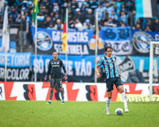 Grêmio confirma favoritismo contra o Vitória e volta a vencer no Brasileirão