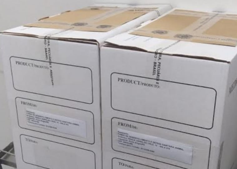 Newcastle (DNC) é uma doença viral que afeta aves domésticas e silvestres, causando sinais respiratórios, frequentemente seguidos por manifestações nervosas, diarreia e edema da cabeça nestes animais