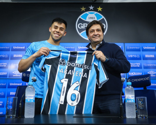 Aravena é apresentado pelo Grêmio, mas deve ter dificuldades para jogar