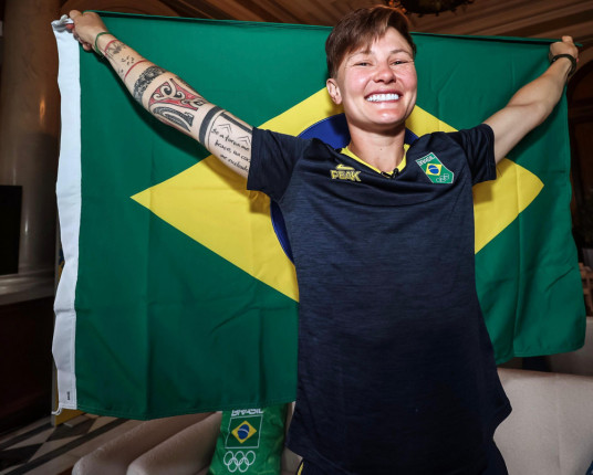 Quem é Raquel Kochhann, porta-bandeira do Brasil que venceu câncer antes dos Jogos Olímpicos