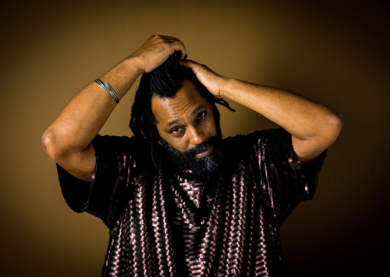 O artista tem três álbuns lançados, sendo seu último lançamento o 