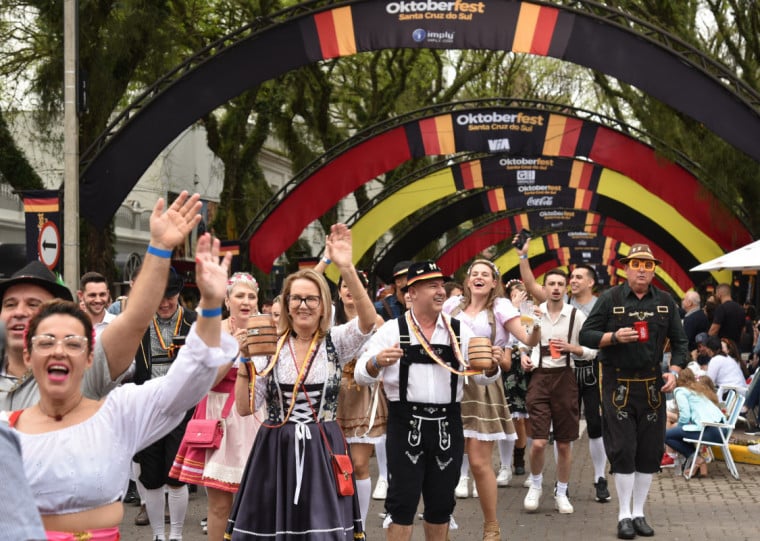 Tradicional festa germânica, Oktoberfest da cidade é uma das maiores do Brasil e atrai multidão à cidade