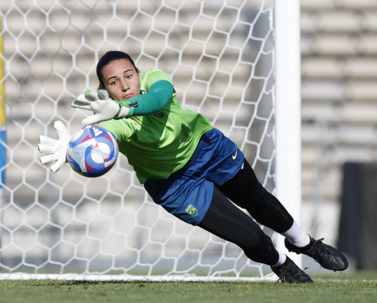 Seleção de futebol feminino faz sua estreia em grupo difícil em Paris