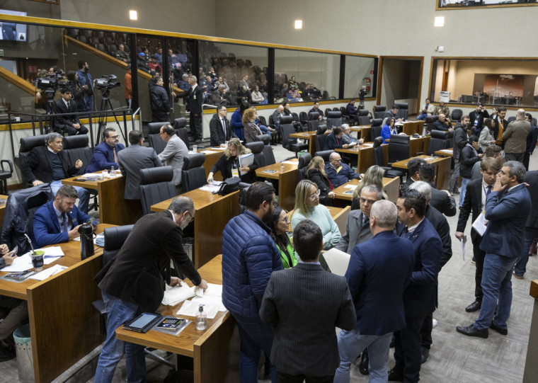 Projeto de lei que reduz de 36 para 35 cadeiras no parlamento será votado no retorno do recesso, em agosto