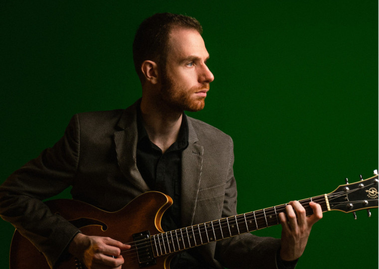 Cantor apresenta novas composições em Long Story Short nesta quinta (25)