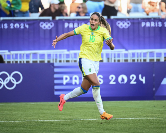 Marta brilha e Brasil vence Nigéria em estreia do futebol feminino