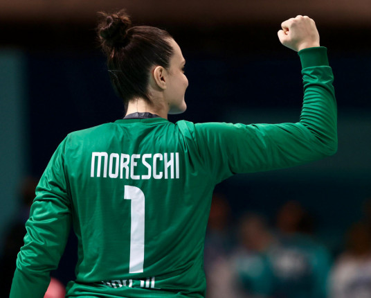 Goleira garante vitória do Brasil contra a Espanha na estreia no handebol