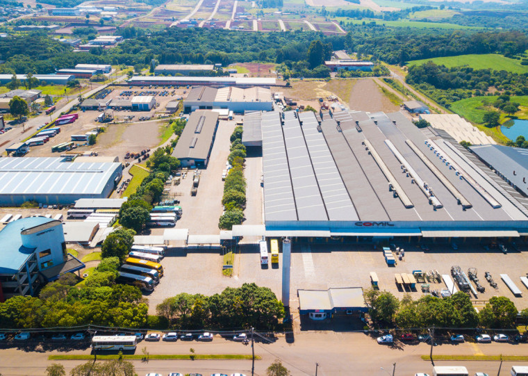 Comil tem 1,7 mil funcionários e parceria com BYD para fabricar ônibus elétrico na planta de Erechim