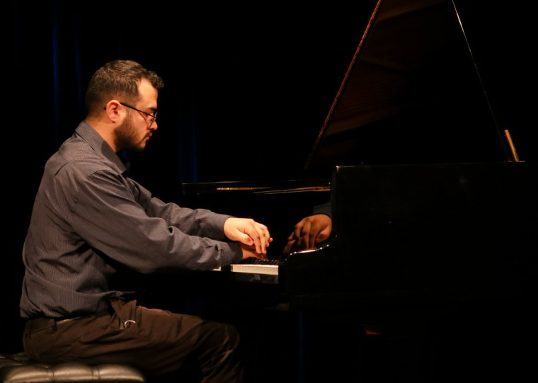 Em passagem por Porto Alegre, pianista se apresenta nesta segunda-feira (29) às 12h30