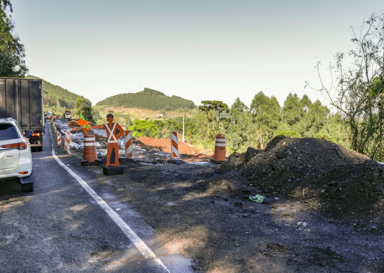 Trecho foi impactado pelas chuvas e gera muito engarrafamento