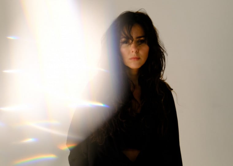 Conhecida por tocar nas ruas de diferentes metrópoles do mundo, Carolina Zingler lançou, no último dia 12 de julho, seu novo single Transformando o Céu