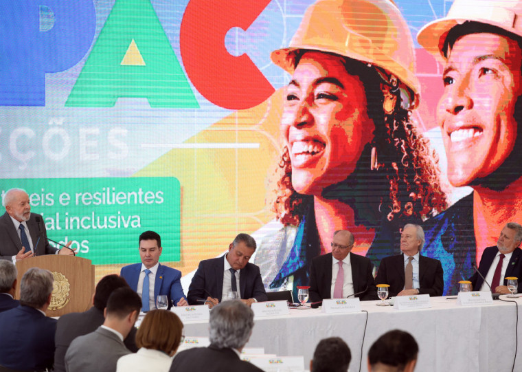 Brasília (DF), 26/07/2024 - O presidente Luiz Inácio Lula da Silva participa da cerimônia de divulgação dos resultados do Novo PAC Seleções para Mobilidade em Grandes e Médias Cidades; Drenagem para Prevenção de Desastres; e Centros Comunitários pela Vida (Convive), realizado no Palácio do Planalto. Foto: José Cruz/Agência Brasil