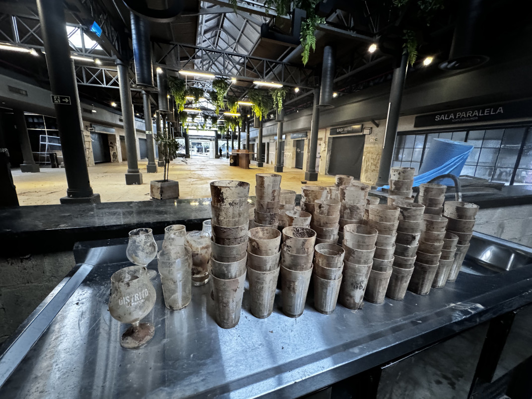 Área principal do Mercado Paralelo ficou retomada pela lama após ser invadida pela água | PATRÍCIA COMUNELLO/ESPECIAL/JC