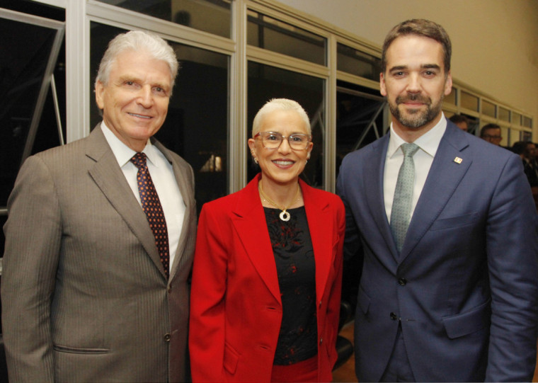 Gilberto Schwarstmann, Beatriz Araújo e Eduardo Leite nos camarins da Ospa