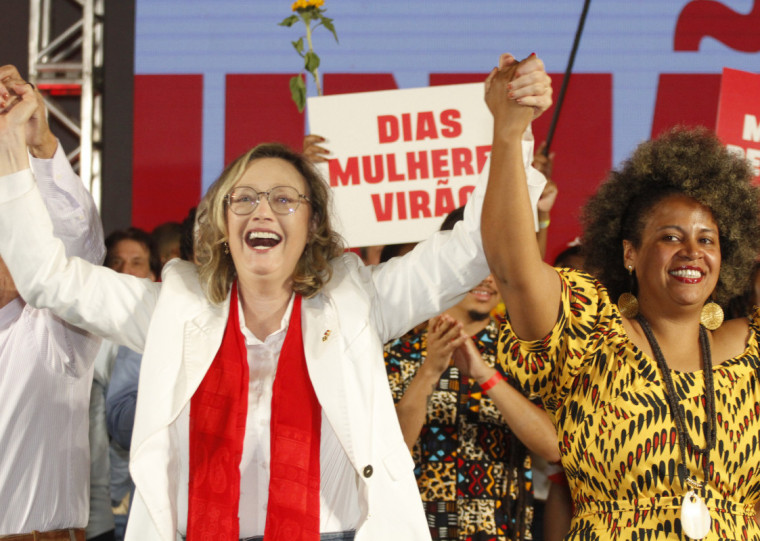 Convenção do PT reuniu apoiadores neste sábado (27) no ginásio da ACM