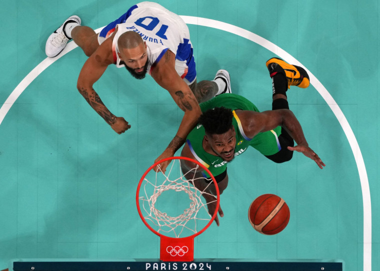 Francês Fournier e o brasileiro Cristiano Felício disputam a bola na primeira rodada do torneio de basquete em Paris