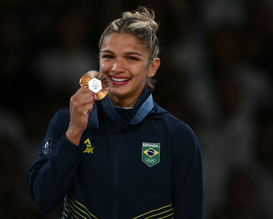 Judoca Larissa Pimenta conquista bronze nos Jogos Olímpicos