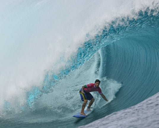 Medina dá show e despacha algoz de Tóquio para ir às quartas no surfe olímpico