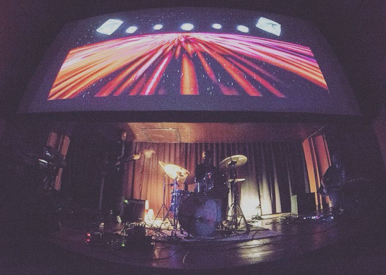 Projeto que une música ao vivo e projeção de filmes se apresenta nesta quinta-feira (1)