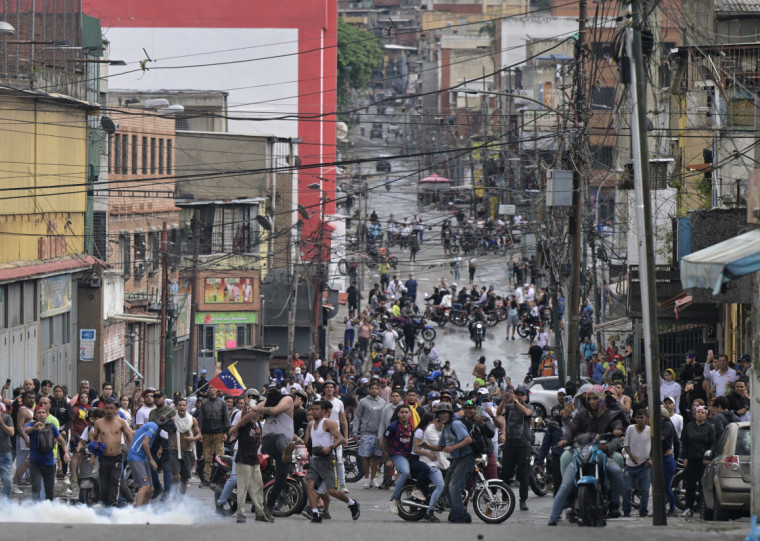 Milhares de venezuelanos foram &agrave;s ruas questionar o resultado das elei&ccedil;&otilde;es presidenciais