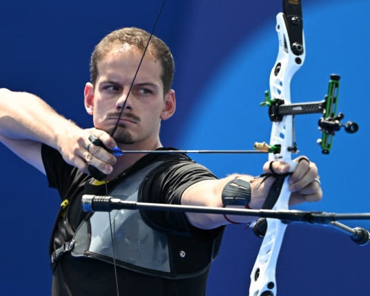 Marcus D'Almeida supera promessa japonesa e vai às oitavas no tiro com arco; Ana Luiza avança